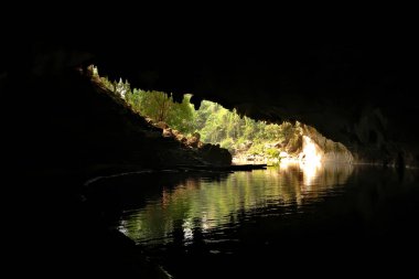 Thakhek Motosiklet Döngüsü 'nde turistik bir yer olan Kong Lor Mağarası' nın girişine içeriden bakın, Laos 2023.