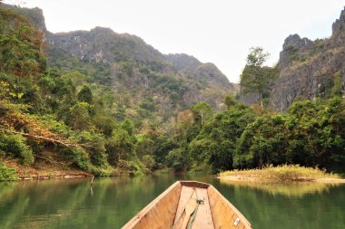 Thakhek Motosiklet Döngüsü 'nde turistik bir yer olan Kong Lor Mağarası' na giden tekneden muhteşem bir manzara, Laos 2023.