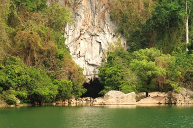 Kong Lor Mağarası 'nın girişine bakın. Thakhek Motosiklet Döngüsü' nde turistik bir yer. Laos 2023.