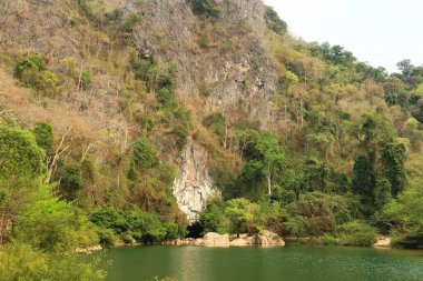 Thakhek Motosiklet Döngüsü 'nde turistik bir yer olan Kong Lor Mağarası' nın girişine muhteşem bir manzara, Laos 2023.