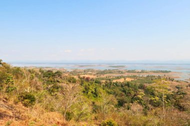 Nam Theun gölüne Orkide Patikası 'nın sonundan bak, Thakhek Motosiklet Döngüsü' nde turistik bir yer, Laos 2023