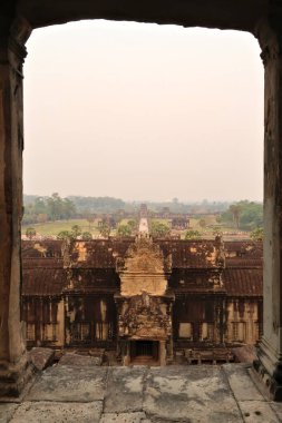 Angkor Wat tapınağının merkez kulesinden, giriş alanına bakan Siem Reap, Kamboçya 2023