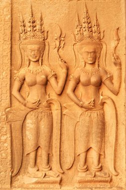 Angkor Wat, Siem Reap, Kamboçya 2023 tapınağının içine oyulmuş iki apsaras.