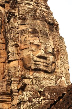 Bayon Tapınağı, Angkor Wat, Siem Reap, Kamboçya 2023 kulesinin tepesindeki kumtaşı tuğlalarına oyulmuş büyük yüzlerden birine bakın.