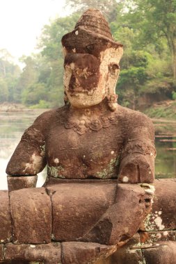 Bir çok taş devden biri Prasat Preah Khan Tapınağı 'na giden köprüde dizilmişti. Naga yılanı Angkor Wat, Siem Reap, Kamboçya 2023' ü tutuyordu.