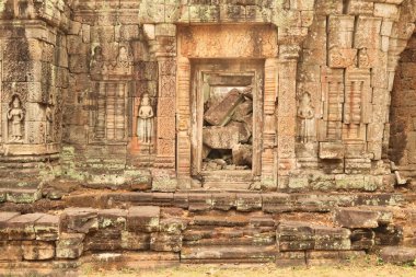 Büyük kayalar, tuğlalar, taşlar Prasat Preah Khan Tapınağı 'nın bir kapı, kapı girişini engelliyor, taş oymalarla çevrili, Angkor Wat, Siem Reap, Kamboçya 2023