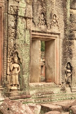 Apsaras, keşişler ve süsler Prasat Preah Khan Tapınağı, Angkor Wat, Siem Reap, Kamboçya 2023 'teki bir pencerenin etrafındaki kumtaşına oyulmuştur.
