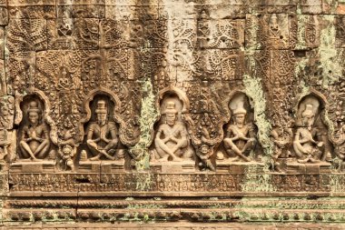 Prasat Preah Khan Tapınağı 'nın kumtaşına oyulmuş levrek kabartması, üst üste beş rahip, Angkor Wat, Siem Reap, Kamboçya 2023 dua ediyor.