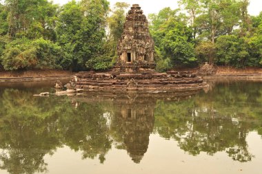 Neak Polan Tapınağı 'na bakın, suyla çevrili, Angkor Wat, Siem Reap, Kamboçya 2023' teki küçük bir adada yer alıyor.