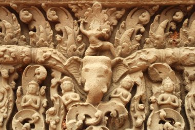 Pre Rup Tapınağı, Angkor Wat, Siem Reap, Kamboçya 2023 'teki stupalardan birinin kapısının üstündeki kumtaşına oyulmuş bir fil kafası, desen ve süsleme kabartması.
