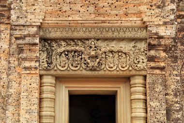 Pre Rup Tapınağı, Angkor Wat, Siem Reap, Kamboçya 2023 'teki stupalardan birinin kapısının üstündeki kumtaşına oyulmuş levrek kabartması, kabartma, kabartma, süsleme, süsleme.