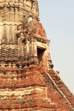 Uzun ve dik bir merdiven merkez stupanın ayrıntılı giriş kapısına çıkar, Wat Chaiwatthanaram Tapınağı 'nın pagoda' sı, Ayutthaya Tarih Parkı, Tayland 2023