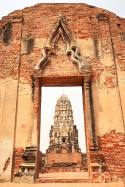 Wat Ratchaburana Tapınağında, giriş kapısından manzaralı bir manzara, ana stupa, pagoda, Ayutthaya Tarih Parkı, Tayland 2023