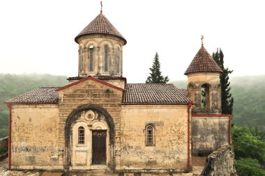 Yağmurlu bir günde Motsameta Manastırı 'nın kilisesine bakın, Kutaisi, Georgia 2023