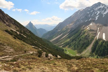 Avustralya tarafında Maedelejoch 'dan inerken, E5 Trail, Holzgau, Alps, Avusturya 2023