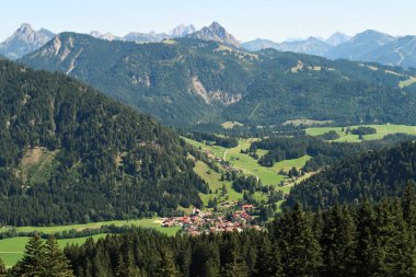 Alpler, Allgaeu, Allgovia, Baravia, Almanya 2023 dağlarıyla çevrili ormanların arasında yer alan Unterjoch kasabasına bakın.