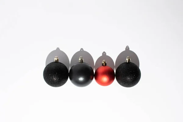 Vier Glimmende Kerstballen Uitgelijnd Witte Achtergrond Plat Gelegd Minimaal Concept — Stockfoto