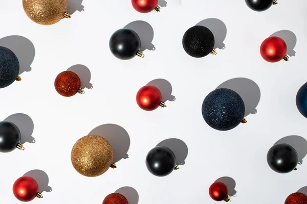 Kerstmis Ney Jaar Patroon Met Glanzende Kerstballen Witte Achtergrond Minimaal — Stockfoto