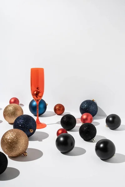 Moderne Kerstkaart Met Toastend Glas Kerstballen Witte Achtergrond — Stockfoto
