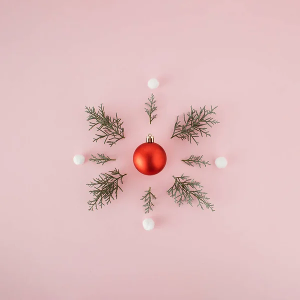 Piros Karácsonyi Csecsebecse Zöld Fenyőágakkal Fehér Pamutgolyókkal Minimális Ünnepi Köszöntési — Stock Fotó