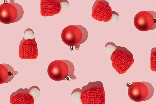 Праздничное Приветствие Красными Безделушками Зимними Шляпами Розовом Фоне Минимальная Концепция — стоковое фото