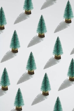 Beyaz arka planda yeşil Noel ağaçlarının minimum kompozisyon yapısı. Yeni yıl konsepti.