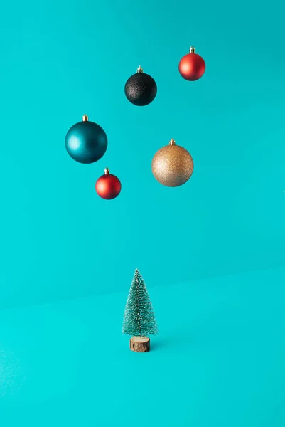 Minimale Komposition Mit Weihnachtsbaum Und Christbaumkugeln Schweben Auf Türkisfarbenem Hintergrund — Stockfoto