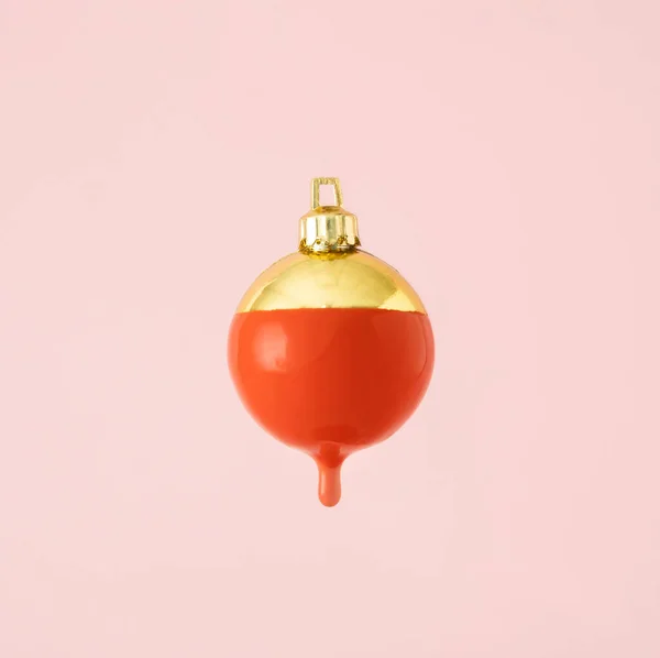Gouden Kerstbal Decoratie Met Rode Verf Druipt Minimaal Nieuwjaarsconcept — Stockfoto