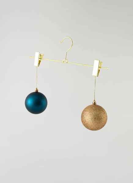 Två Jul Babubles Dekoration Hängande Gyllene Kläder Hängare — Stockfoto