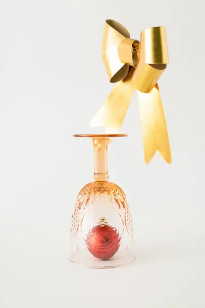 Χριστουγεννιάτικο Μπιχλιμπίδι Vintage Ποτήρι Και Χρυσή Κορδέλα Λευκό Φόντο Ελάχιστη — Φωτογραφία Αρχείου
