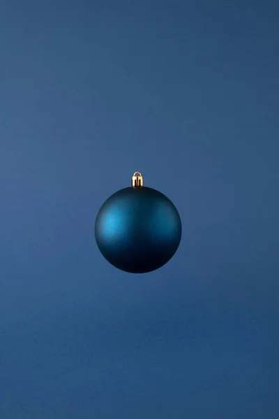 Μπλε Χριστουγεννιάτικο Μπιχλιμπίδι Αιωρείται Απομονωμένο Μπλε Φόντο Ελάχιστη Έννοια Του — Φωτογραφία Αρχείου