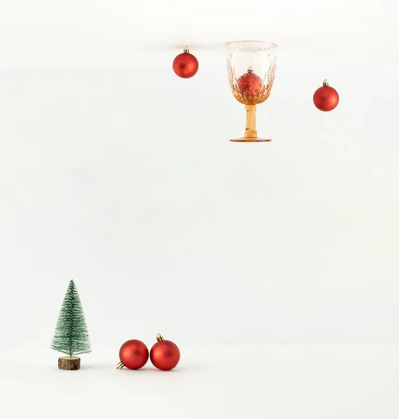 Ανάποδη Προοπτική Χριστουγεννιάτικα Μπιχλιμπίδια Vintage Ποτήρι Και Δέντρο Λευκό Φόντο — Φωτογραφία Αρχείου