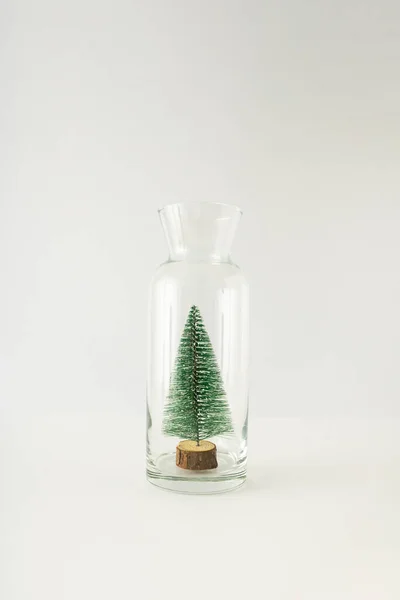Χριστουγεννιάτικο Δέντρο Μέσα Γυάλινη Κανάτα Λευκό Φόντο Ελάχιστη Έννοια Του — Φωτογραφία Αρχείου