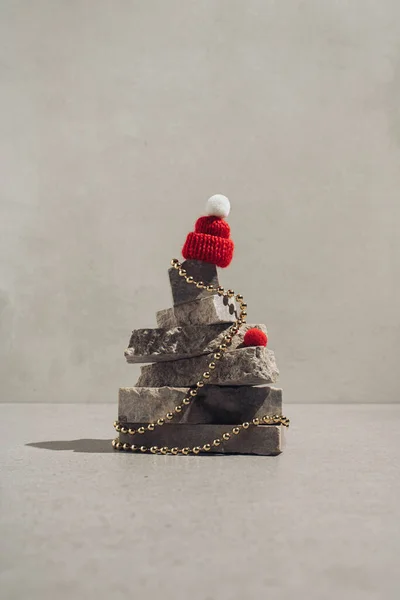 Κόκκινο Καπέλο Χειμώνα Στην Κορυφή Της Φυσικής Πέτρας Χριστουγεννιάτικο Δέντρο — Φωτογραφία Αρχείου
