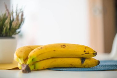 Doğal ışıkta olgun muzlar.