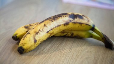 Doğal ışıkta olgun muzlar.