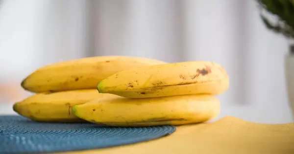 Органические Спелые Бананы Естественном Освещении — стоковое фото