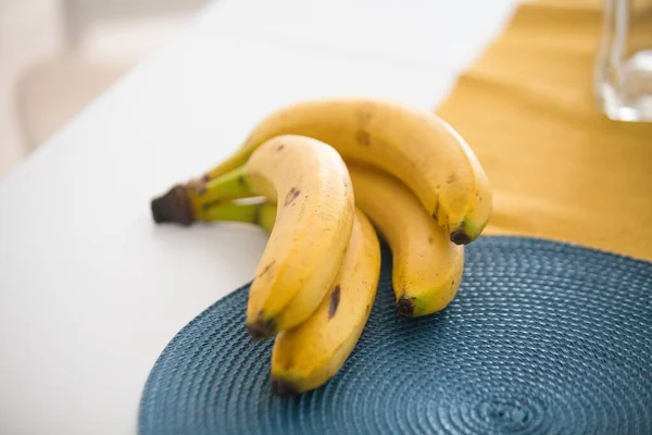 Органические Спелые Бананы Естественном Освещении — стоковое фото