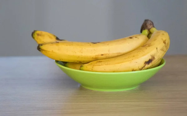 自然光でオーガニック熟したバナナ — ストック写真