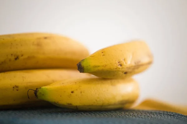 Bananes Mûres Biologiques Lumière Naturelle — Photo