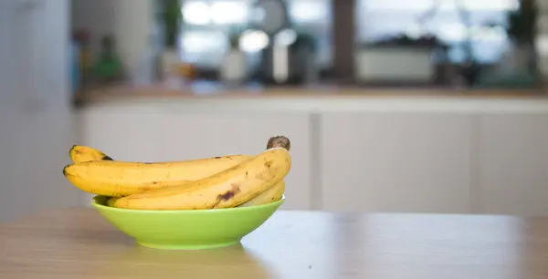 自然光でオーガニック熟したバナナ — ストック写真
