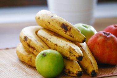 Mutfakta organik olgun muzlar var.