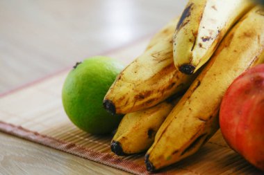 Mutfakta organik olgun muzlar var.