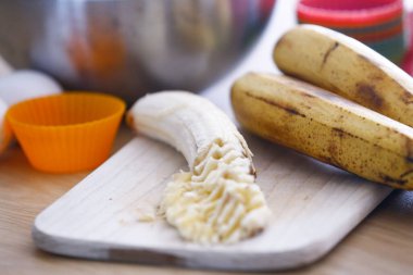 Mutfakta organik olgun muzlar var.