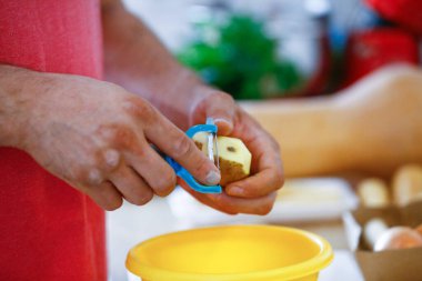 Erkek eli yemek taşır. Mutfakta sebze pişirir.