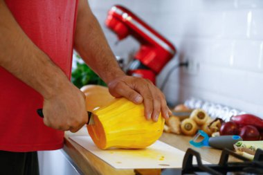 Erkek eli yemek taşır. Mutfakta sebze pişirir.