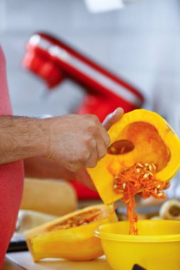 Erkek eli yemek taşır. Mutfakta sebze pişirir.