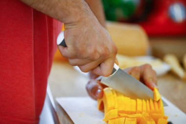 Erkek eli yemek taşır. Mutfakta sebze pişirir.