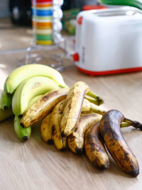 Mutfakta olgunlaşmamış yeşil muzlar.