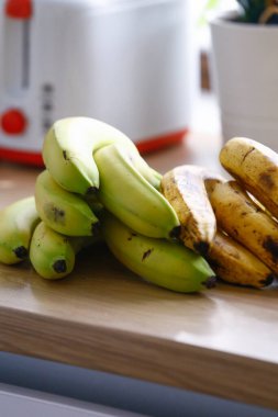 Mutfakta olgunlaşmamış yeşil muzlar.